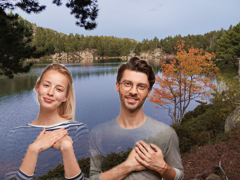 un homme, une femme au premier plan. Derrière eux, un lac de montagne. Ils ont les mains sur le coeur, et la transparence mal gérée par IA permet de les intégrer avec la nature environnante.